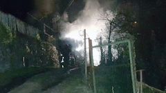 Los bomberos extinguen un incendio de madrugada en Cangas del Narcea