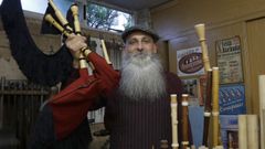Oli Xirldez, un luthier de gaitas, requintas e instrumentos medievales con los que reivindica a Galicia