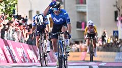 Pelayo Sánchez celebra la victoria en el Giro