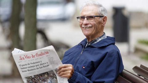 Manuel Cabado leyendo un ejemplar de La Voz de Galicia