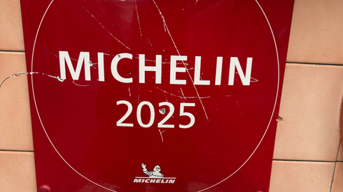 Placa Michelin del restaurante Abarike, da�ada tras un acto vand�lico