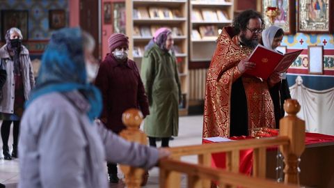 Misa en una catedral de Rusia