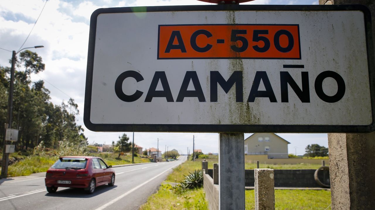 Cinco d�cadas de Maderas Argimiro.Se�al que da la bienvenida al n�cleo de Caama�o, en O Porto do Son, en una imagen de archivo. 