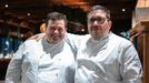 Marcos Morn (izquierda) y Pablo Pizarro (derecha) arrancaron el servicio conjunto en el Boanerges con la ya famosa Empanada Viajera y un bocadillo crujiente de quesos asturianos. Entre los platos de Morn no falt su particular visin de la fabada asturiana y un lenguado en blanco, adems de un postre ctrico; y el corus ofreci una seleccin de platos con el sello de Ceo da Boca.