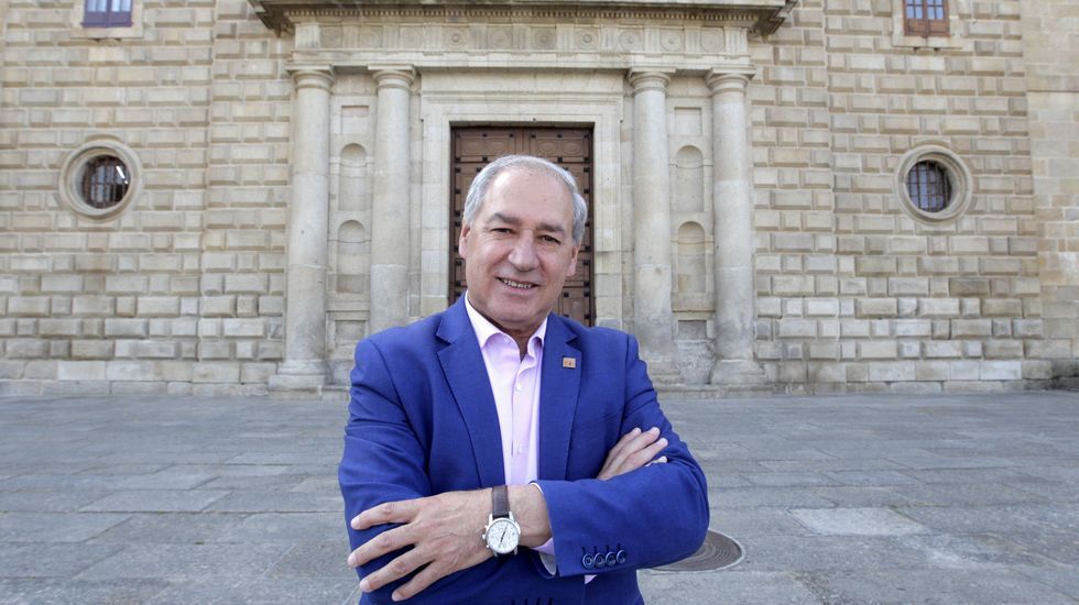 Jos Tom, aspirante a un terceiro mandato consecutivo, diante do Colexio do Cardeal
