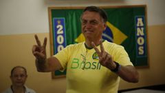 Bolsonaro hace el signo de la victoria tras votar en un colegio de Ro de Janeiro.