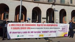 Las vctimas del Alvia, frente a la sede del Ministerio de Transportes, en Madrid