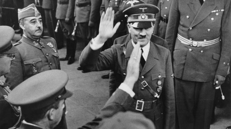 Visita de Hitler a España en 1941, en una revista de tropas junto a Franco. En esa fecha el espía nazi Karl Arnold ya había montado su red en España