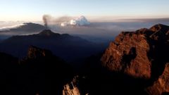 Vista desde el Roque de los Muchachos, a 2.400 metros de altura, del volcn en Cumbre Vieja al amanecer de este domingo.