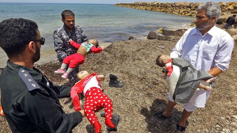 Los tres bebes que murieron tras el naufragio de una embarcación hinchable frente a las costa libia