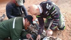 Varios bolivianos tratan de arreglar con Fran los depsitos de la moto.