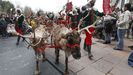Seis renos tiran del trineo de Papa Noel en Oviedo 