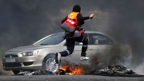 Un manifestante palestino durante los enfrentamientos con las fuerzas israeles 