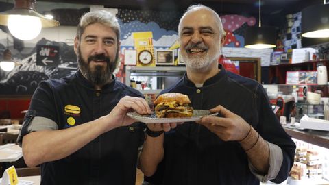 Juan y Ángel posan con la hamburguesa que presentan este año al concurso, la Honesta