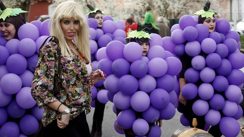 Un futbolista del Atl�tico Escair�n conduce el bal�n en el campo municipal de O Savi�ao.