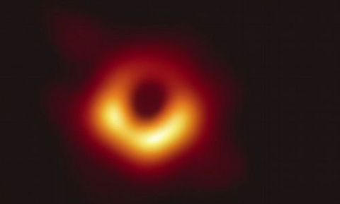 Primera imagen de un agujero negro publicada en abril del 2019. Se trata de uno que se sitúa en la galaxia gigante M87, situada a 55 años luz de la Tierra, en la constelación de Virgo