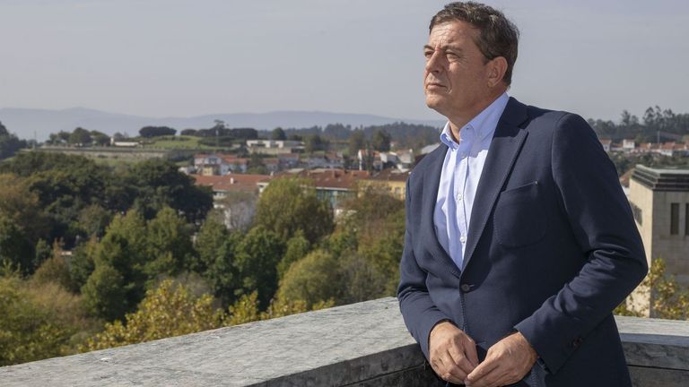 José Ramón Gómez Besteiro posa con la residencia del presidente de la Xunta al fondo