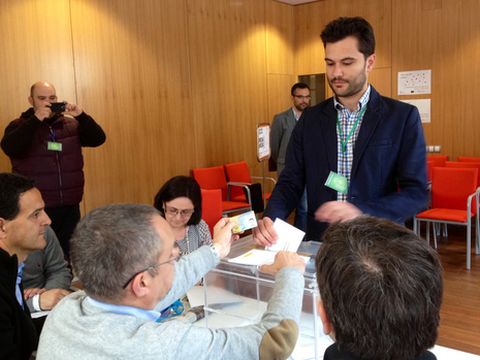 Paulo Lpez vot en un colegio electoral de Betanzos