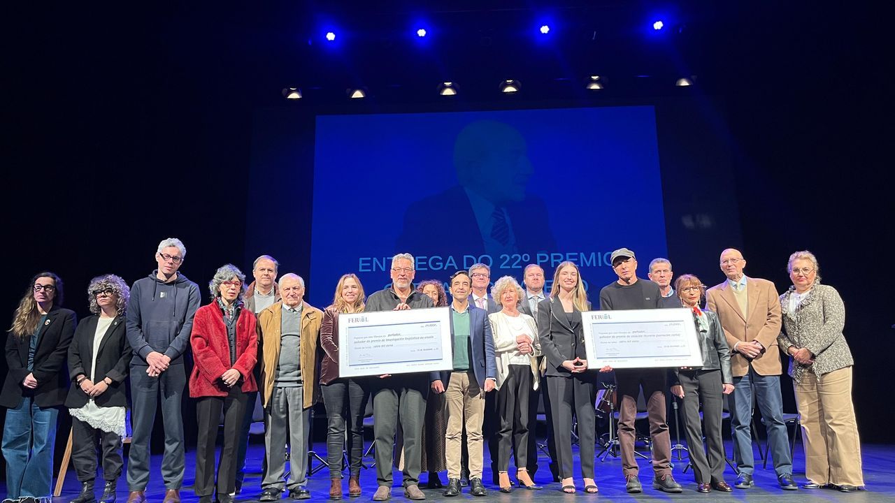 Integrantes de la Escola Municipal de Teatro de Cee, en el estreno de su nueva obra
