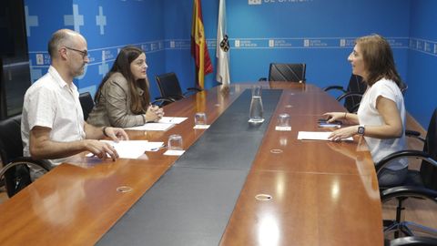 La conselleira Ángeles Vázquez, a la derecha, con la alcaldesa de Folgoso do Courel y el gerente del grupo de desarrollo local Ribeira Sacra-Courel, Martín Alemparte