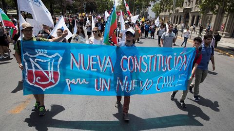 Profesores marcharonn por la avenida Alameda para protestar contra del Gobierno y reclamar mejoras sociales