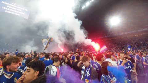 La afición del Real Oviedo salta al campo