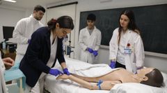 Clase prctica en la Escuela Universitaria de Enfermera de Ourense
