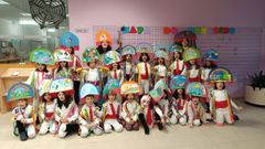 Pequeños del colegio de Santiago, disfrazados de chocalleiros