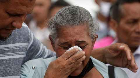 Familiares de reclusas en el exterior de una cárcel de Honduras donde han muerto 46 mujeres