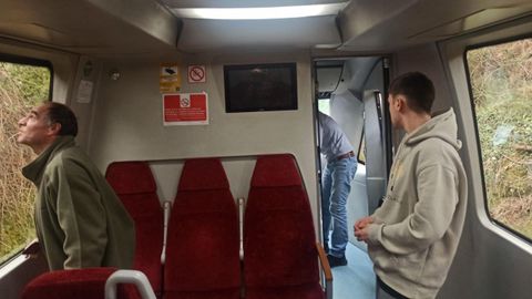 Ocho viajeros y un maquinista, atrapados durante horas a principios de enero del 2024 a la altura de O Vicedo en un tren de Feve que cubra el trayecto Ferrol-Oviedo debido a la cada de dos rboles