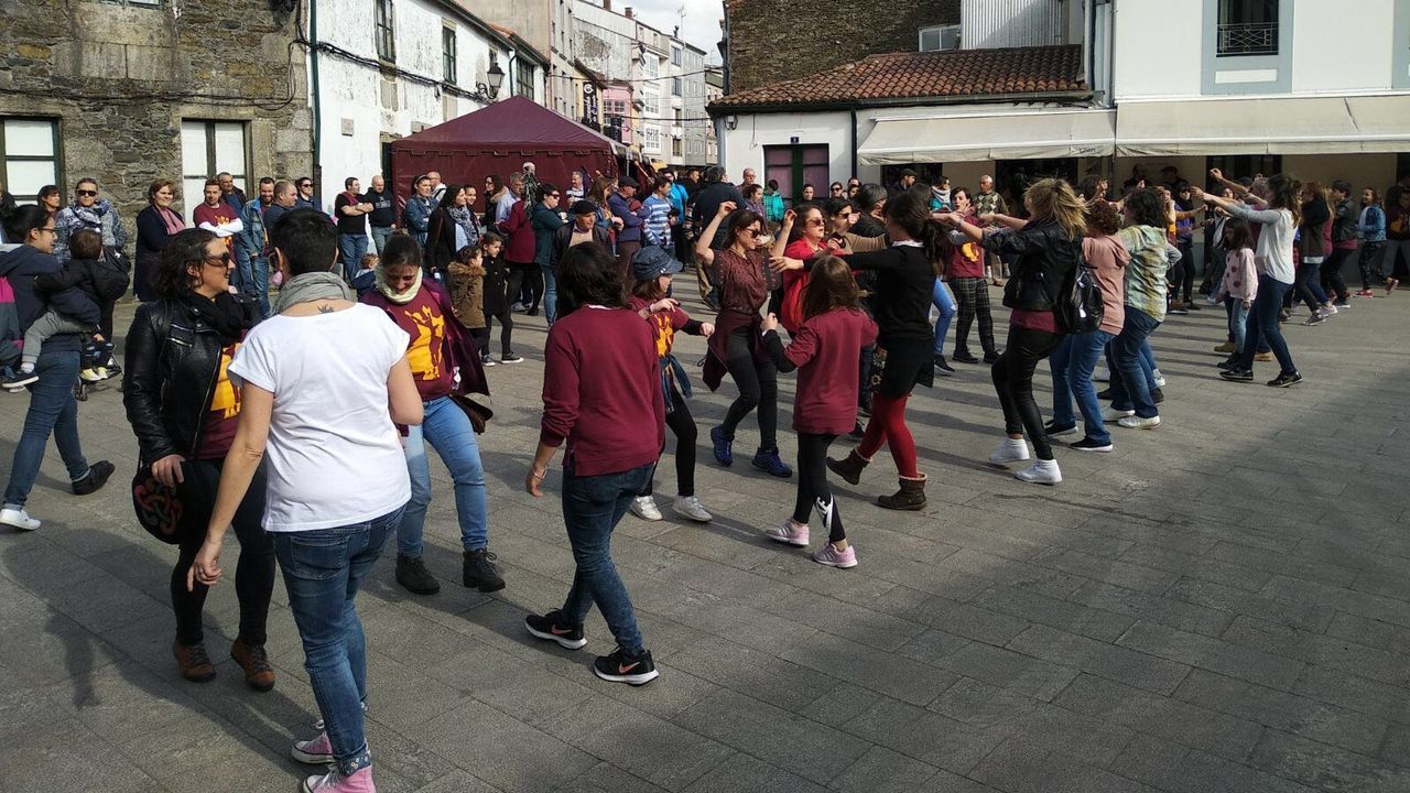 Abarrote en Moexmu y buen arranque de la Festa de San Simn.La directora de Turismo, Nava Castro, recibe en el Obradoiro a casi 100 peregrinos asturianos tras completar su peregrinacin a Santiago de Compostela