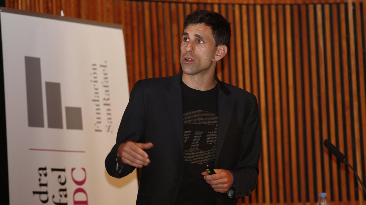 La trayectoria de Antía Rodríguez en el volei, en imágenes.El biotecnólogo coruñés César de la Fuente durante una conferencia en Afundación el año pasado