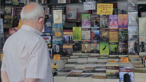 Una de las librerías de la feria vende grandes clásicos de la literatura a precios asequibles.