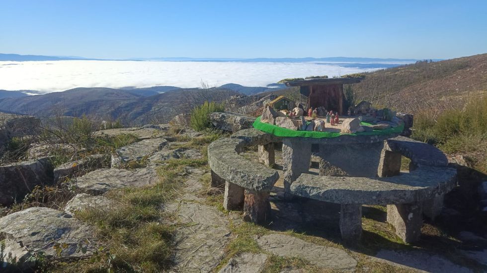 Un belén con premio. La asociación Fonte do Milagro tiene instalado desde un belén en la Pena dos Catro Cabaleiros. Y entregará un jamón al que gane el concurso abierto en sus redes sociales para elegir la mejor fotografía del belén de este año. En la foto, se ve al fondo el mar de niebla que cubre el Val de Lemos