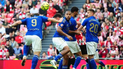 Vi�as, Rond�n, Carmo y Dendoncker intentan rematar durante el Athletic-Real Oviedo