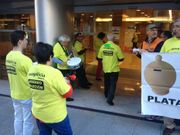 Un preferentista entra en la sede de NCG en Vigo