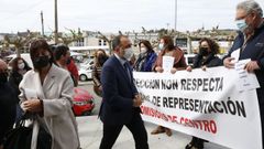 El conselleiro de Sanidade, Julio Garca Comesaa, este lunes en su visita al centro de salud de Baltar, donde le esperaba una pancarta de los sindicatos de Pontevedra 