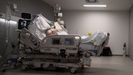 Un enfermo en una cama de la uci del Hospital de Emergencias Isabel Zendal