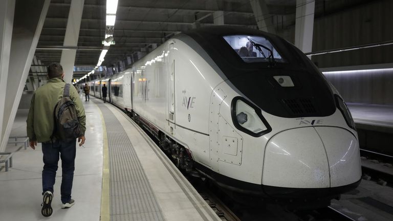 Un tren Avril en la estación de Urzaiz, en Vigo (foto de archivo)