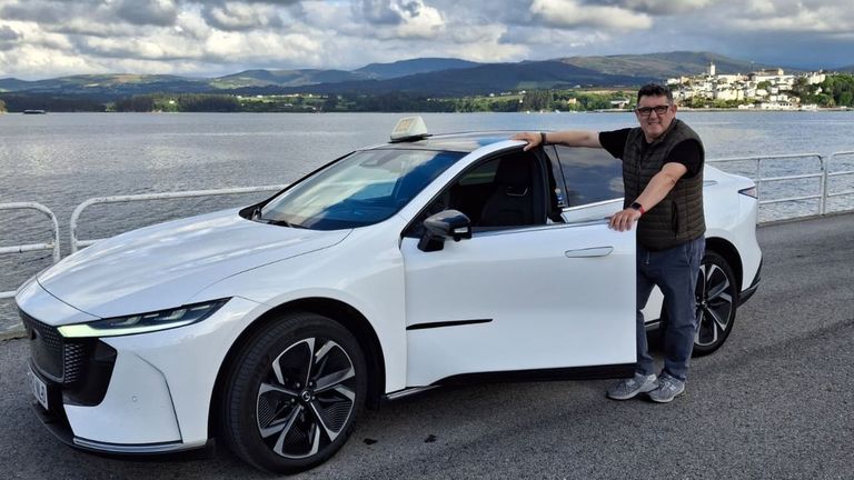 «Co taxi eléctrico só gastei neste mes e medio 102 euros de carga en 10.000 kilómetros»