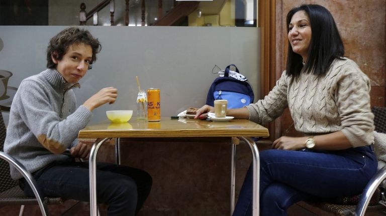 Dani, con su madre, Khadija, en una cafetería de Pontevedra, tras llegar del centro de educación especial de Bata en Vilaxoán