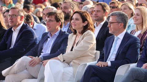 Carlos Moedas (a la derecha), con Ayuso y Almeida en Madrid