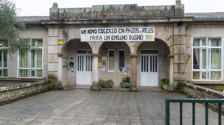 Tui exige a Educación la reforma del CEIP de Pazos de Reis tras dos décadas con aulas prefabricadas