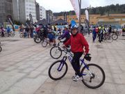 El alcalde de Ribeira, Manuel Ruiz Rivas, lleg� a la plaza de Espa�a al manillar de su bicicleta BH