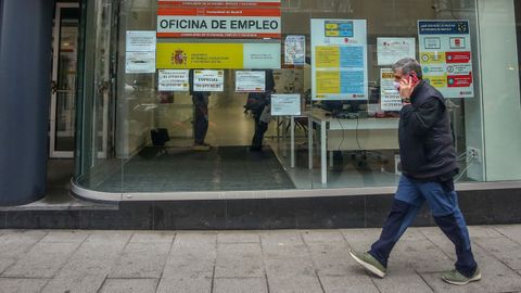 Un hombre pasa frente a una oficina del paro