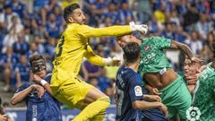 Tomeu Nadal despeja un bal�n entre jugadores del Real Oviedo y el Levante
