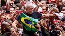 Simpatizantes del expresidente de Brasil Luiz Incio Lula da Silva fue  llevado en hombros durante su primer acto en libertad en Sao Bernardo do Campo