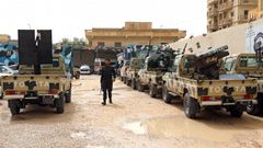 Fuerzas del Gobierno libio apoyado por la ONU verifica los vehculos militares confiscados de las tropas verifican los vehculos incautados a las tropas del general Haftar