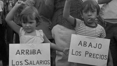 Dos niños en una manifestación de 1977 contra la carestía de la vida. Sus pancartas llevan el mismo lema que el de los sindicatos el pasado 1 de mayo.