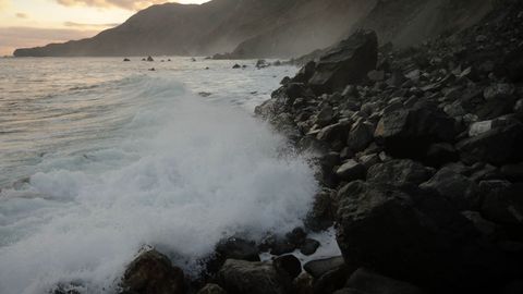 Las olas rompiendo en el acantilado de la playa de Teixidelo